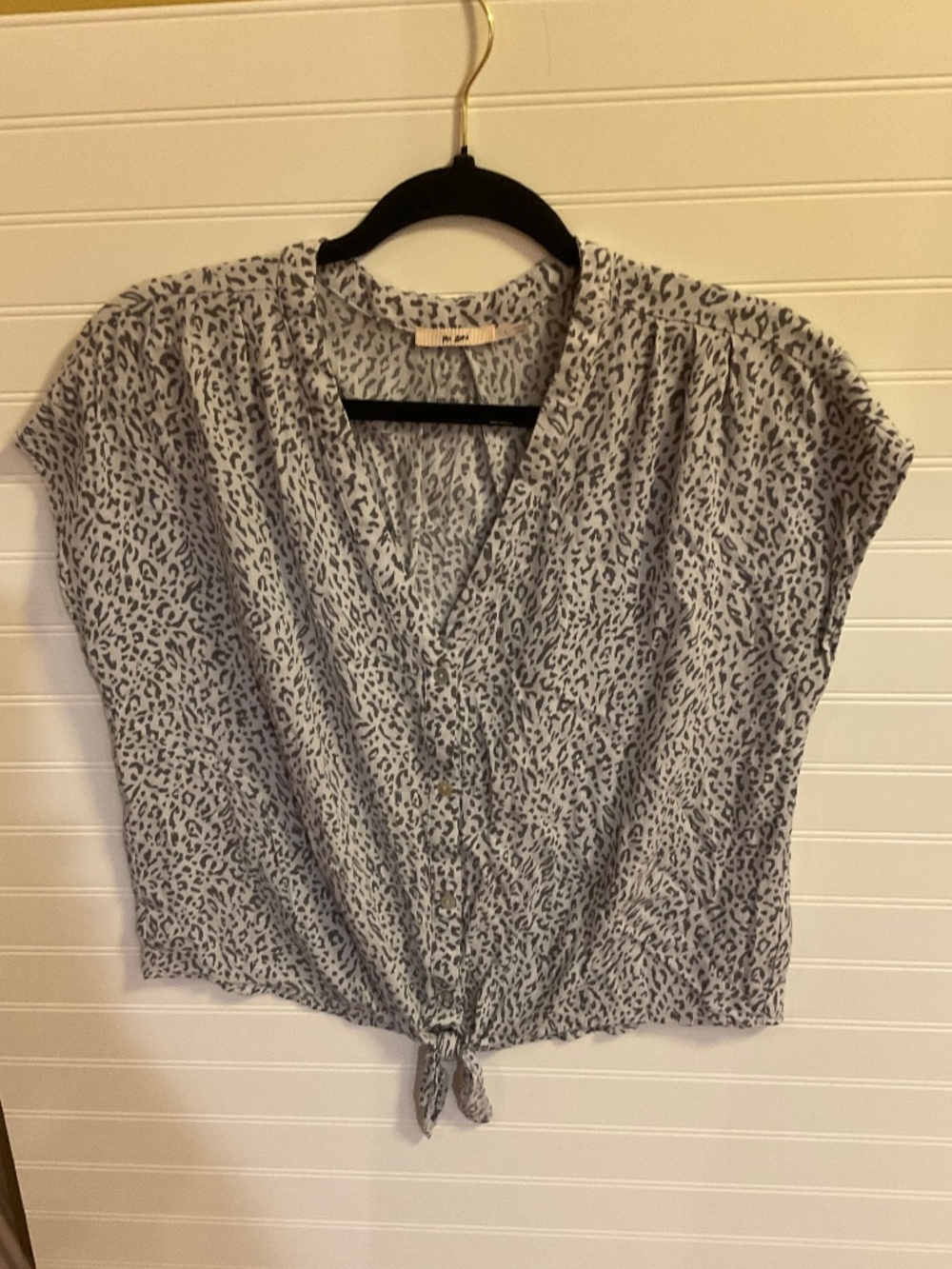 Mia Ami Leopard Print Tie-Front Blouse.  Size: L.   Pre Owned
